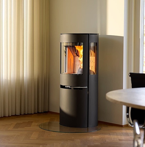 Skift mellem brænde og piller med Aduro H1 pillebrændeovn