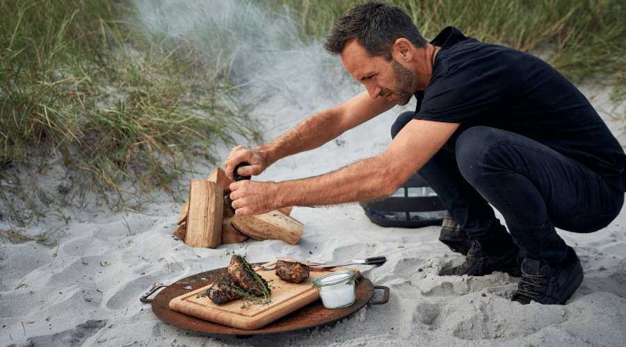 Martin Ib laver aftensmad over bål på Aduro Bålfad